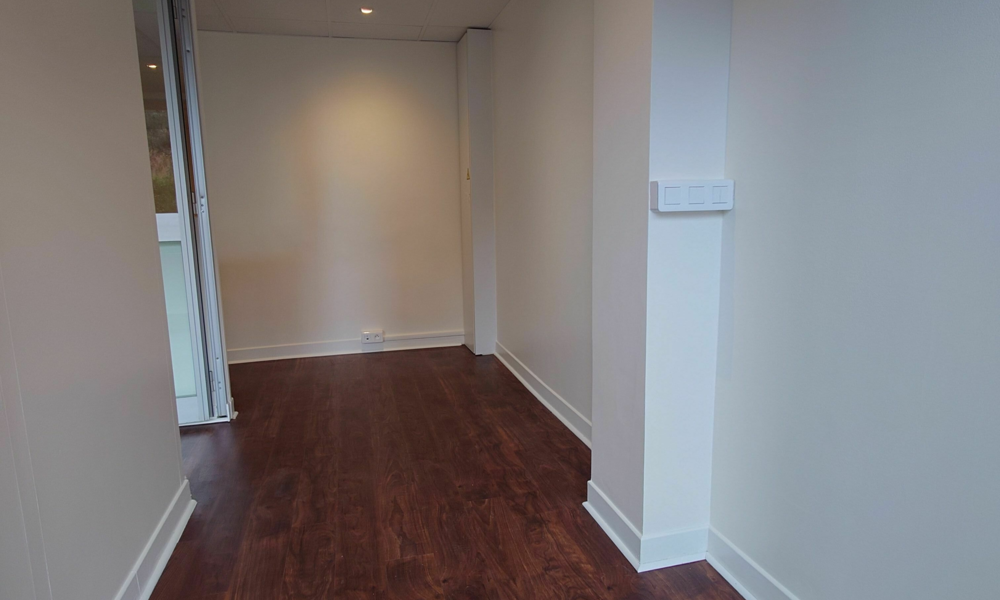 Ufficio con vetrina e vista sul giardino - 9/15