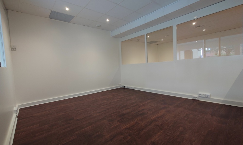 Ufficio con vetrina e vista sul giardino - 8/15