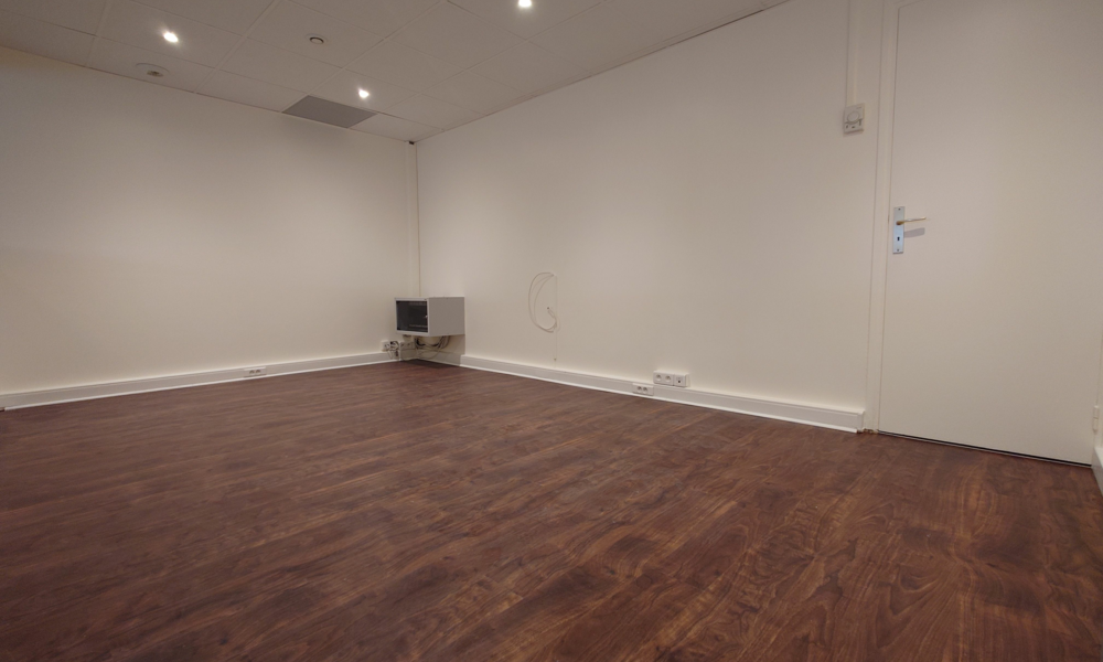 Ufficio con vetrina e vista sul giardino - 10/15