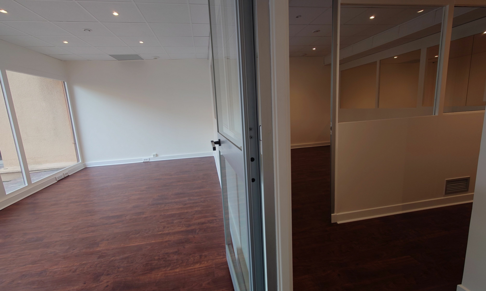 Ufficio con vetrina e vista sul giardino - 6/15