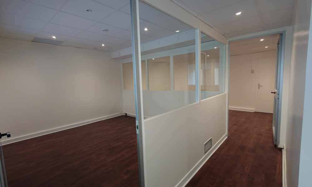 Ufficio con vetrina e vista sul giardino - 7/15