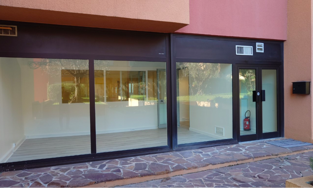 Bureau avec vitrine et vue sur le jardin - 2/10